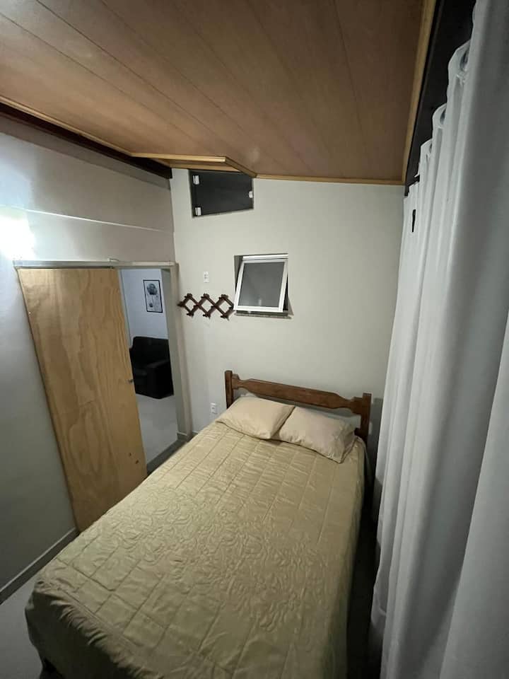 dhomë gjumi e lidhur me suitën, por me dalje anësore individuale