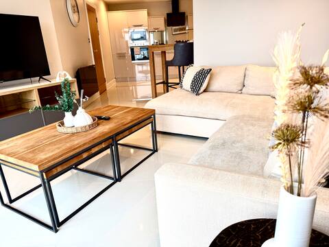 Top performing Airbnb: Luxe Cardiff Centre Apartment Free Parking in Castle