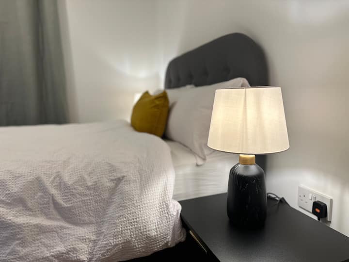 Zamislite kako se opuštate uz svoju omiljenu Netflix seriju i osjećate najhladniji povjetarac u Salfordu. 
Naš je smještaj opremljen modernim sadržajima kako bismo vam pružili prekrasno iskustvo. 