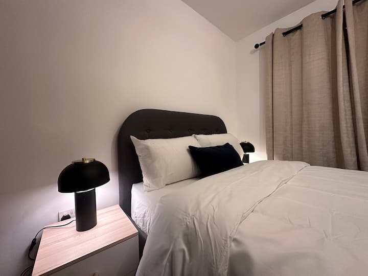 Naša moderna spavaća soba dočekuje vas sa sljedećim sadržajima:
✨ Udoban krevet s luksuznom posteljinom koja jamči miran san
✨ Dovoljno prostora za pohranu stvari kako biste mogli brzo i lako raspakirati i smjestiti se
✨ Klima-uređaj koji osigurava savršenu temperaturu tijekom cijele godine.