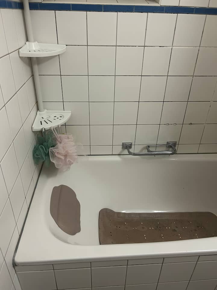 Imagen de habitación cómoda y equipada {1}