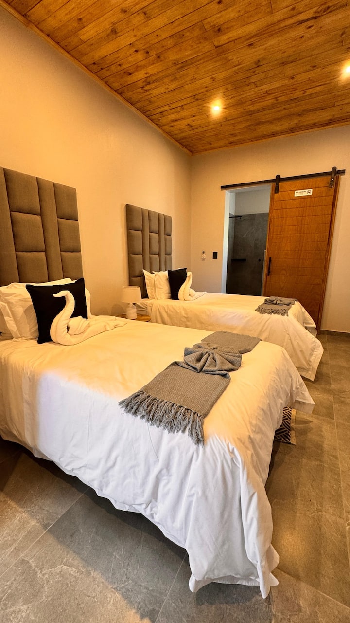 Twin bed en suite room