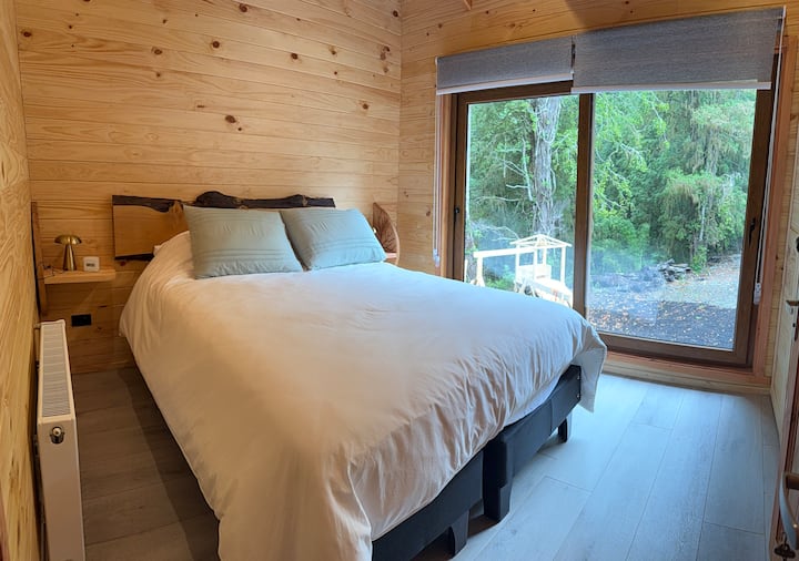 Тази втора стая със самостоятелна баня има собствен килер, както и допълнителни одеяла и затъмняване. 