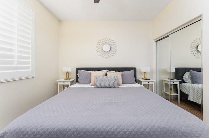 2号卧室、智能电视、吊扇、迷你分体式电视。