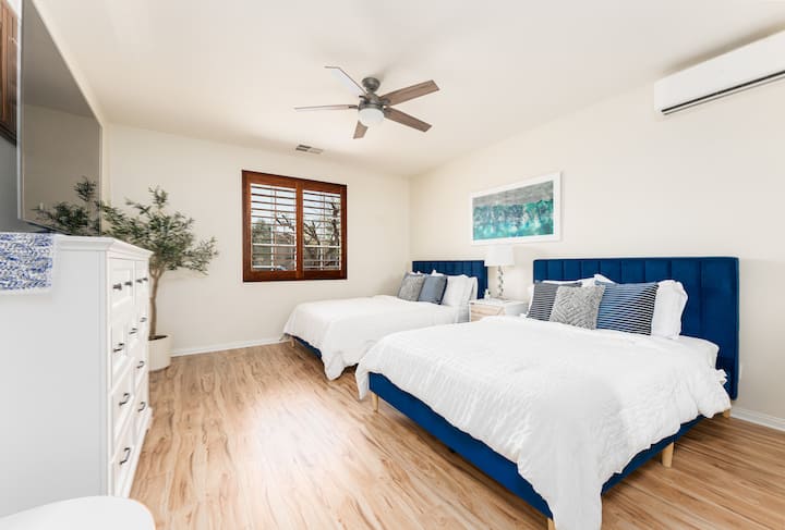 4号卧室配有标准双人床、智能电视、套房全功能卫生间、吊扇、迷你分体式。