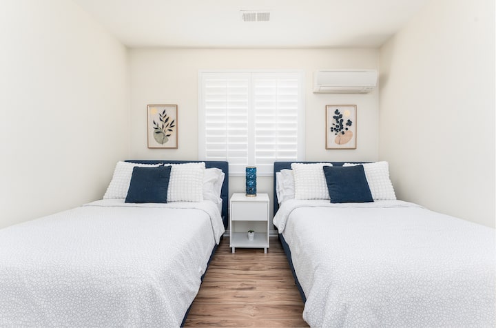 3号卧室配有全尺寸床、衣柜、吊扇、迷你分体式床。