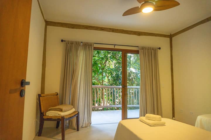 Spavaća soba ima 3 jednostruka kreveta.