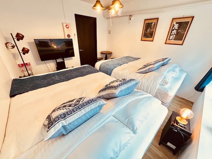 Spálňa na 2. poschodí s 2 manželskými posteľami, klimatizácia TV, mini stôl, stojanové svetlo