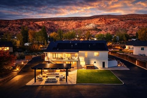 Top Airbnb: Exclusive Retreats Desert Dream Estate 10 BR in Monument Valley / San Juan County