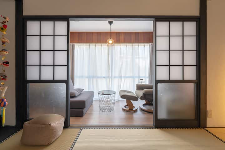 ベランダにソファベッドが1台あります