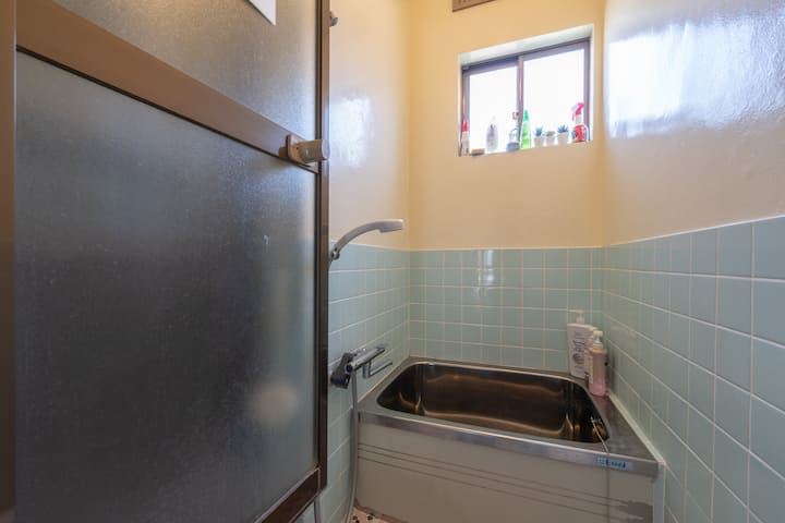 シャワー付きのお風呂、または大人数の場合は、車でわずか5分のところに温泉があります！
