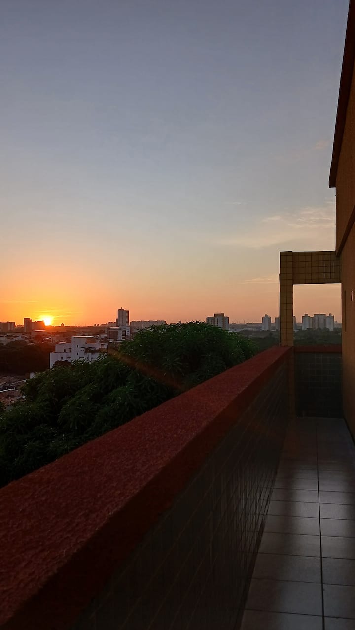 Kuchomoza kwa jua kama inavyoonekana kutoka kwenye dirisha la chumba cha kulala