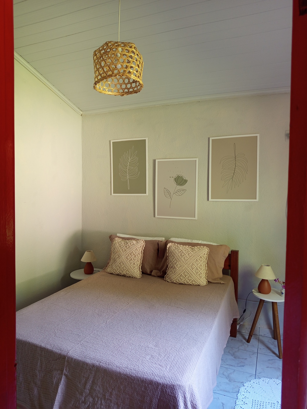 חדר שינה זוגי, מאוורר ורהיטים לבגדים. 