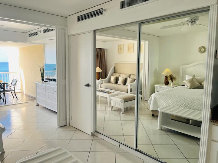 Garderoba dhe dera rrëshqitëse ndarëse midis dhomës së gjumit dhe dhomës së ndenjjes duke siguruar më shumë privatësi