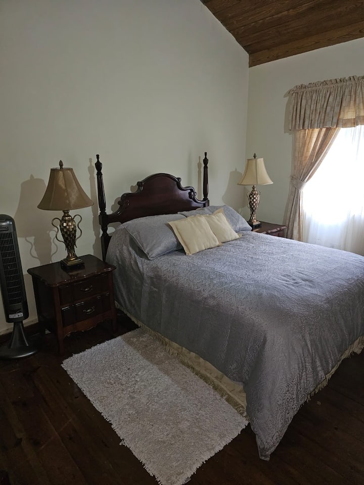 Jasmin Cottage - בקוטג' בן 2 חדרי השינה יש 2 מיטות זוגיות בחדרים נפרדים. בכל חדר יש טלוויזיה חכמה משלו, מאוורר נייד, ארון וחדר רחצה משותף, ומאפשרים לאורחים שלנו נוחות עם שירות אינטרנט אלחוטי בחינם.