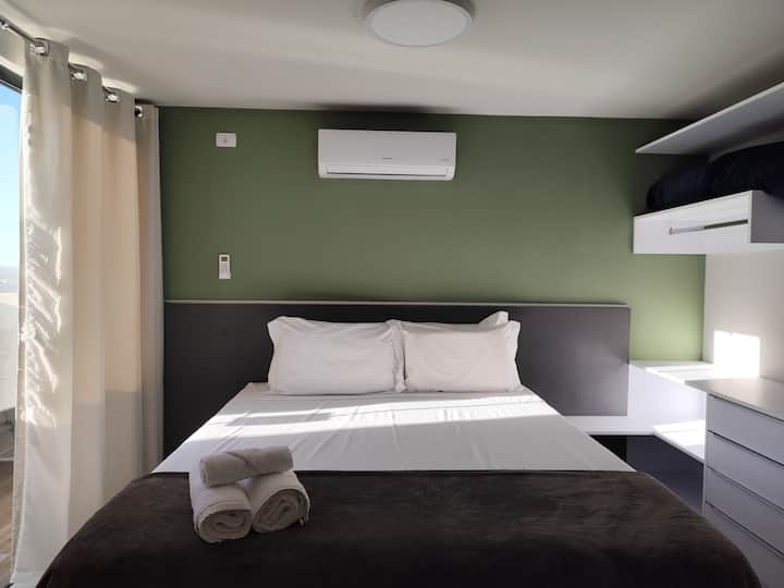 Monolocale con letto a due piazze, aria condizionata e balcone.