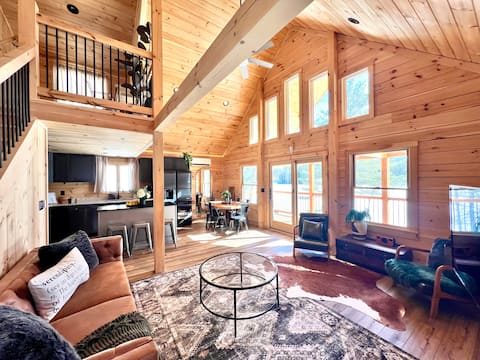 Modern Lakefront Cabin: Rustic Charm Meets Luxury