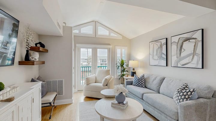 Upscale Dewey Condo: Pool Ac & Walk To Beach - Rehoboth Beach, DE