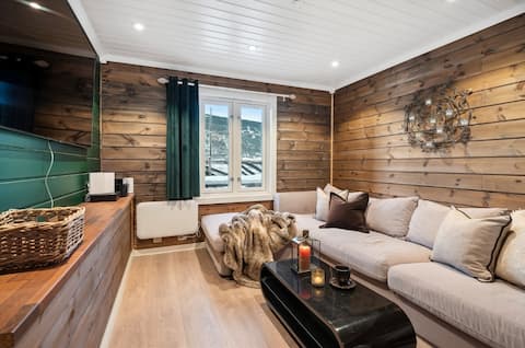 Cozy vertical cabin with ski in & out