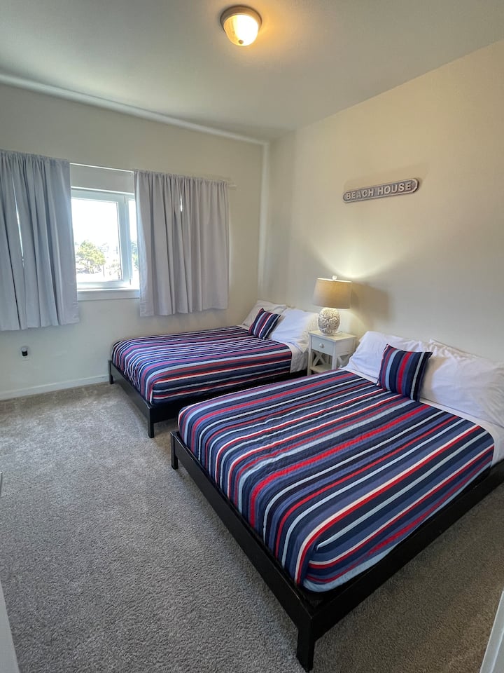 Deux lits doubles dans la 2e chambre. 