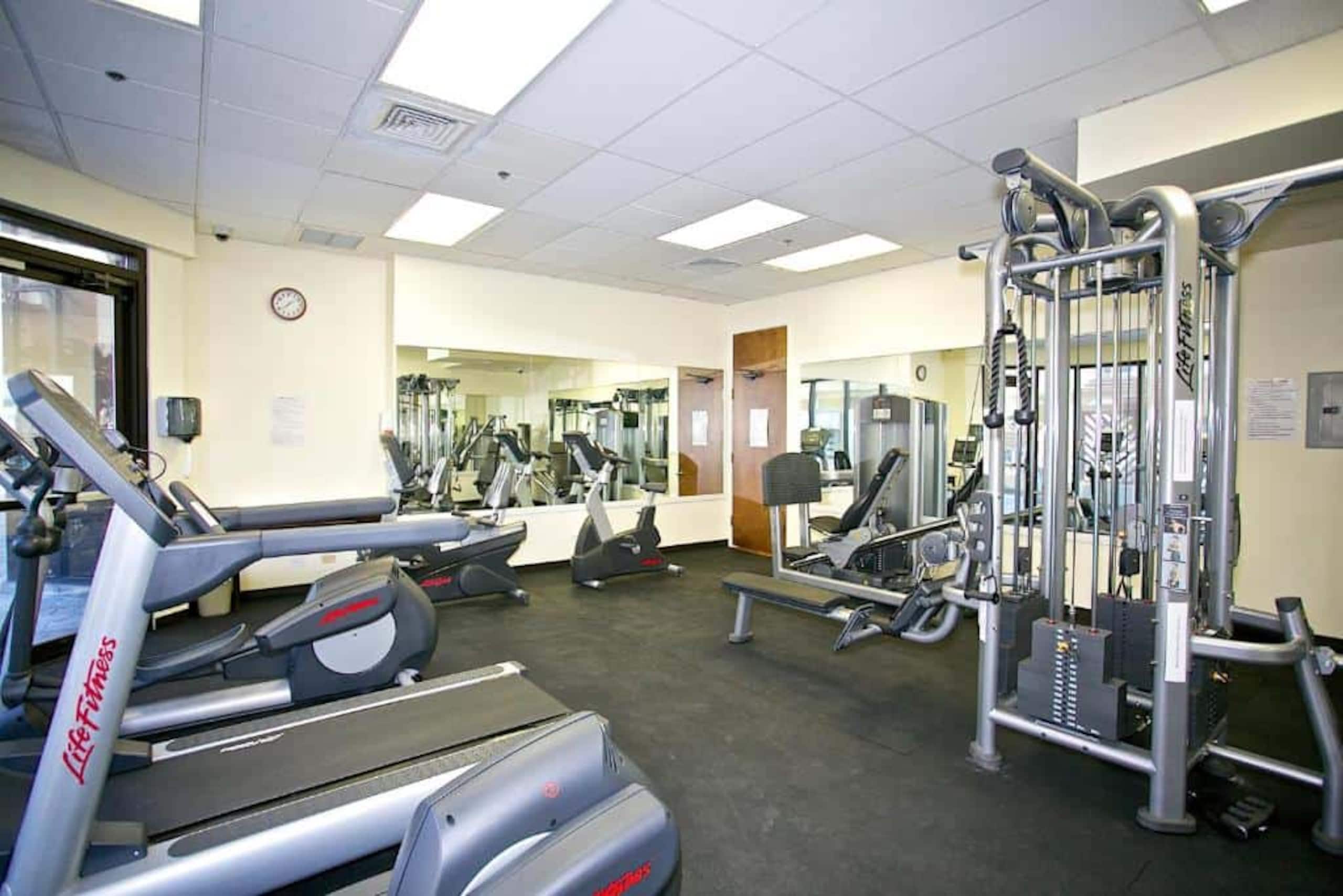 Waikiki studio w/ stunning views from high floor - Image 12