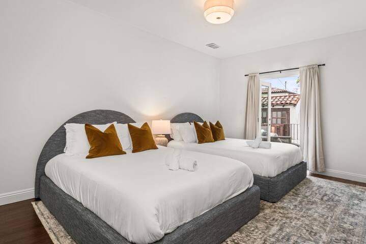 Lux La Brea Home gallery image 2