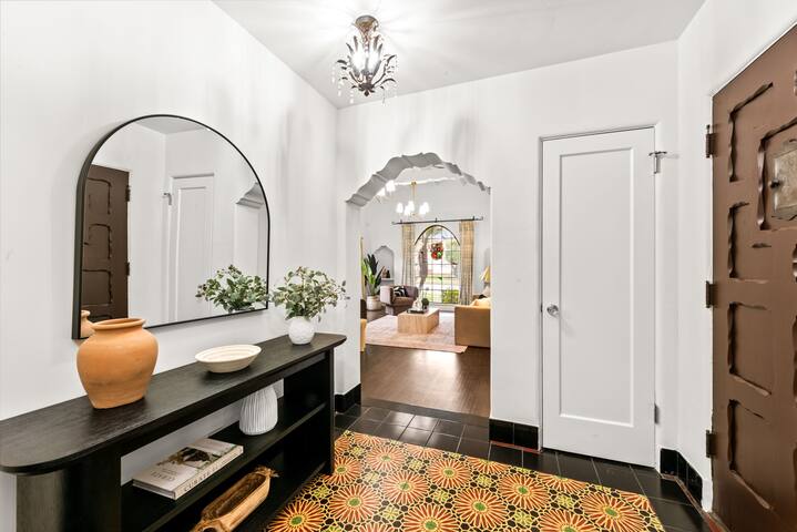 Lux La Brea Home gallery image 5