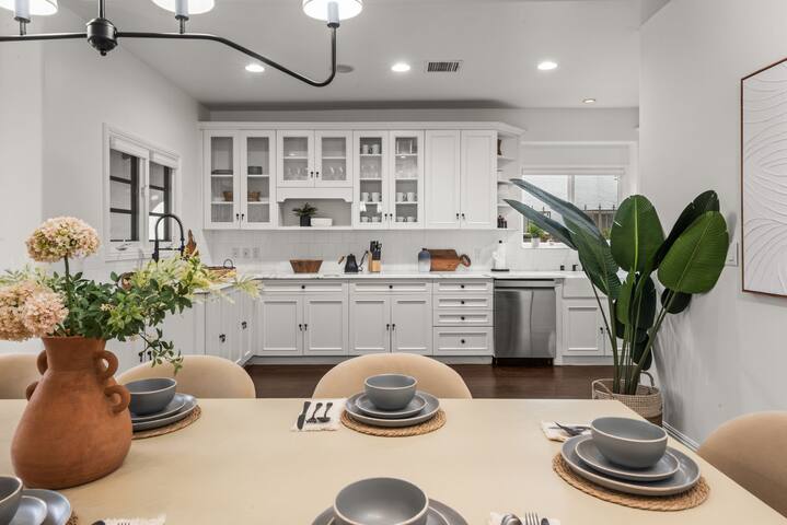 Lux La Brea Home gallery image 3