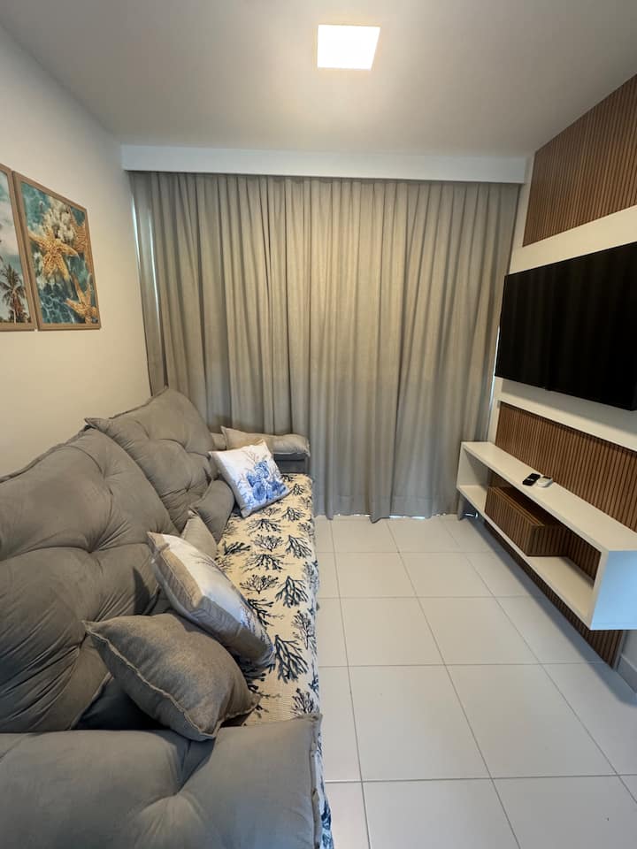 Sebule iliyo na televisheni na sofa inayoweza kurudishwa nyuma ya mita 2.30 iliyo na mito pembeni, chumba chenye hewa safi kilicho na mapazia na kuzima. 