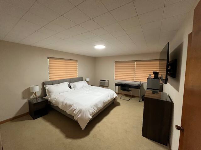 Spacious Mid Century 5-bdrm house w/ indoor pool gallery image 4