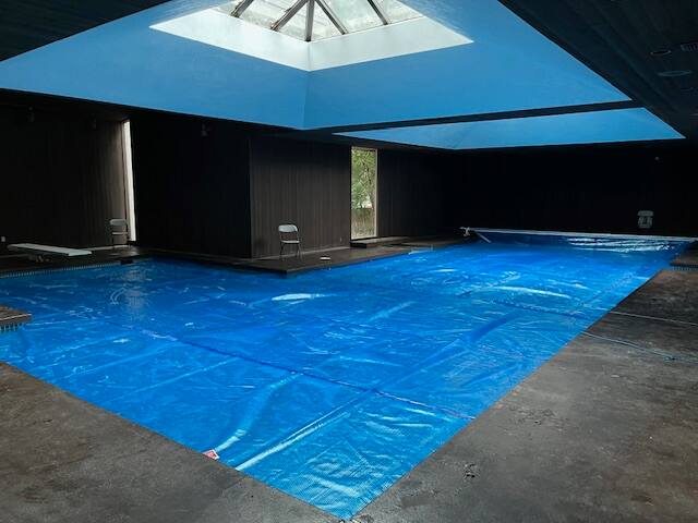 Spacious Mid Century 5-bdrm house w/ indoor pool gallery image 3