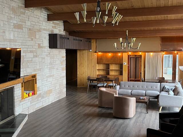 Spacious Mid Century 5-bdrm house w/ indoor pool