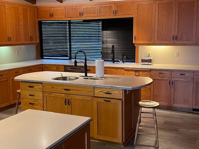 Spacious Mid Century 5-bdrm house w/ indoor pool gallery image 5