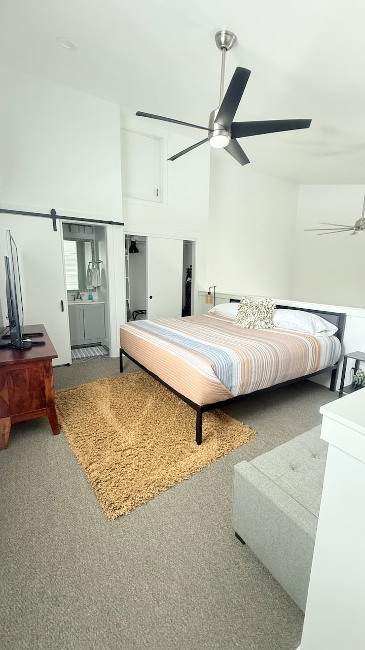 La cama tamaño king más cómoda con baño adjunto 