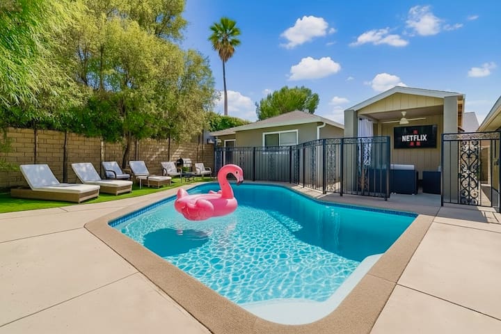 Modern Tarzana Poolside Retreat