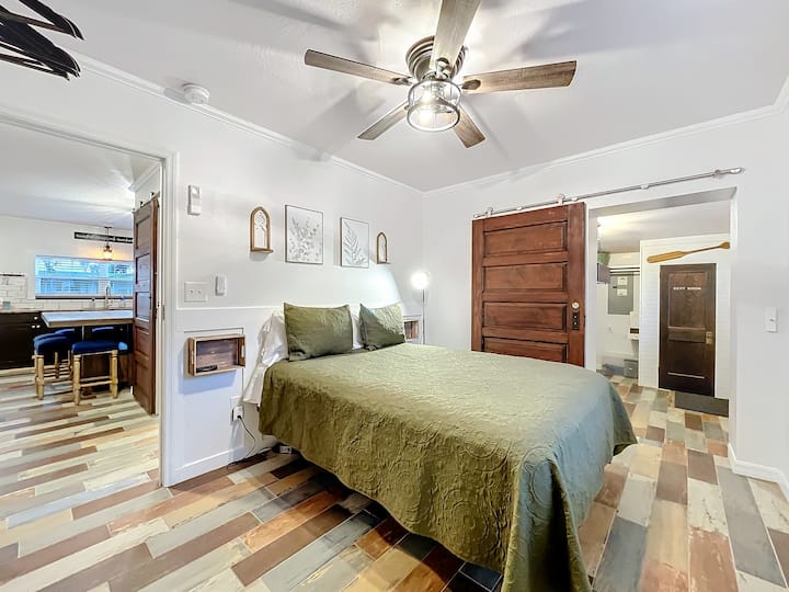 Bračni krevet (širine 150-179 cm), vrata od staje do spavaće sobe 3, pametni TV, pročišćivač zraka, odvlaživač zraka, vješalica za odjeću