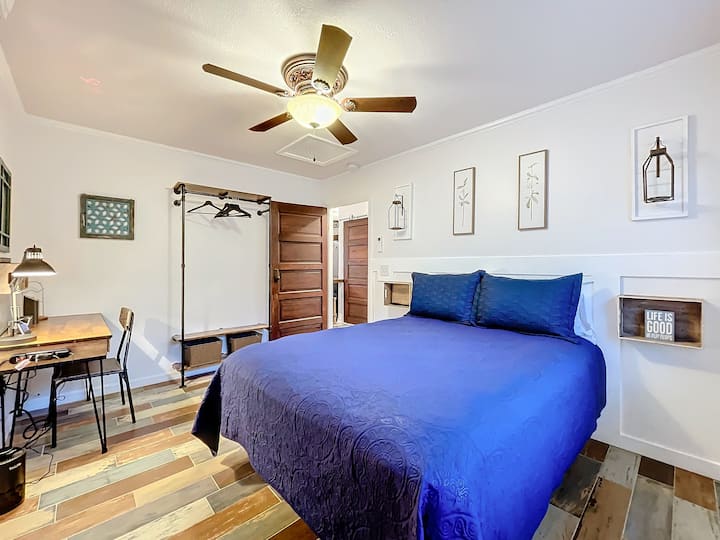 Podesivi bračni krevet. radni stol sa svjetlom, viseći stalak za odjeću, pametni TV, pročišćivač zraka