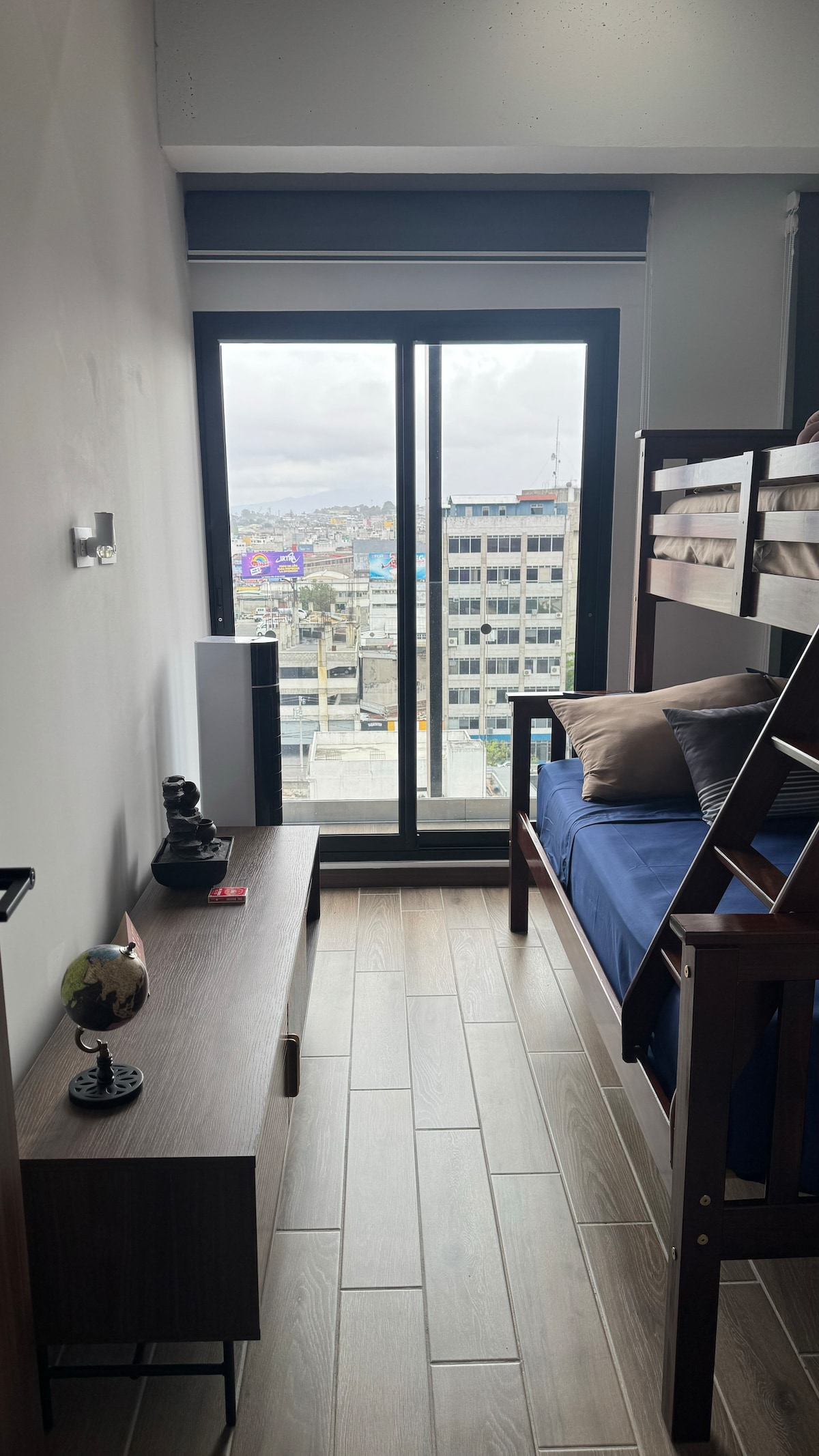 Soba s Literom za 3 osobe 
Ventilator s funkcijom klima-uređaja 
Odjeća s Percherom
Puerta con Salida al Balcón 