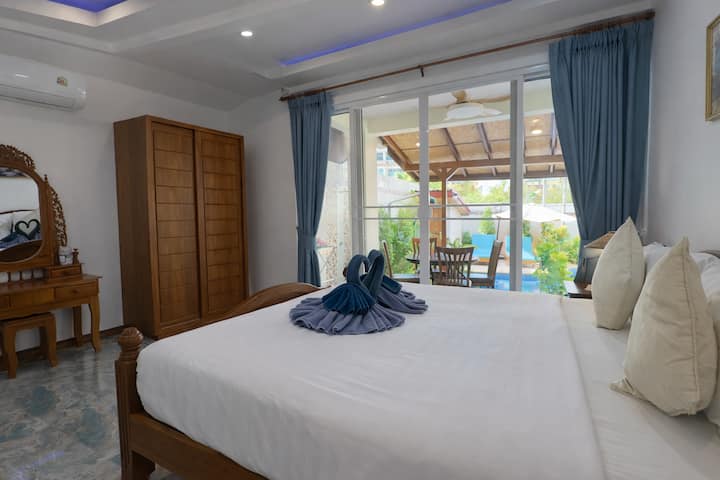 优雅的卧室，玻璃门通往露台和花园。