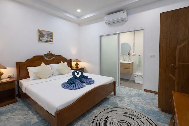  卧室配有加大双人床，可直接通往花园或露台。