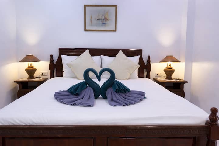 舒适的卧室，配有背光天花板和舒适的2米宽双人床。