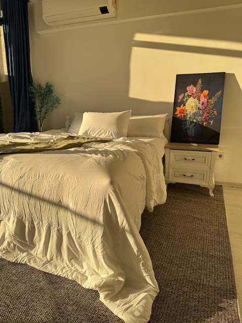 Flat in Golden Zone.