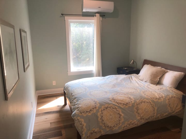 Შუა საძინებელი ორადგილიანი საწოლით ყველაზე პატარა ოთახია, რომელიც ჯერ კიდევ აღემატება 140 SQ FT-ს. 