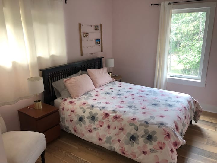 Სამხრეთ-აღმოსავლეთის კუთხის საძინებელი 152 × 203 სმ საწოლით. 