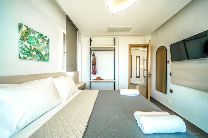 First floor - Bedroom 3 with queen bed and private balcony with sea view