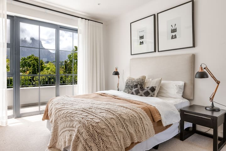 غرفة نوم 3 مع مروحة سقف 