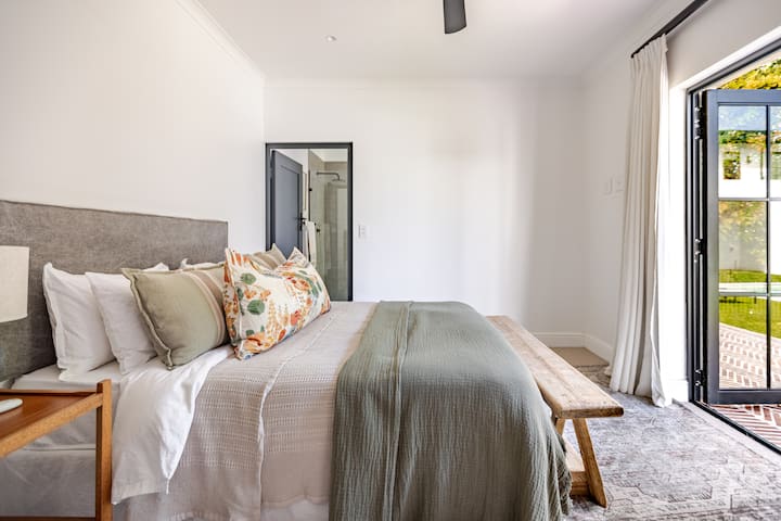 غرفة نوم 4 مع مروحة سقف