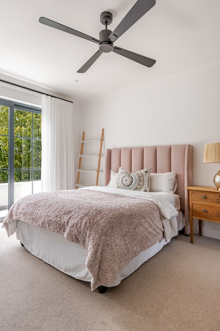 غرفة نوم 2 مع مروحة سقف 