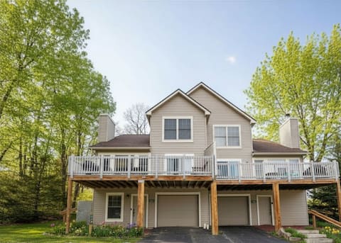 Pocono Mountain House - Pets, Fireplace, Sleeps 8