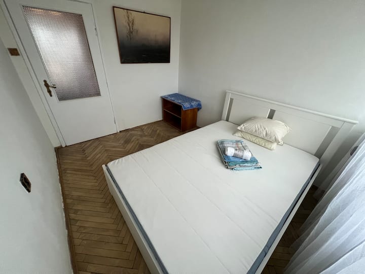 Chumba kikubwa cha kulala chenye kitanda kipya cha watu wawili, godoro na kitanda kipya kuanzia mwaka 2025